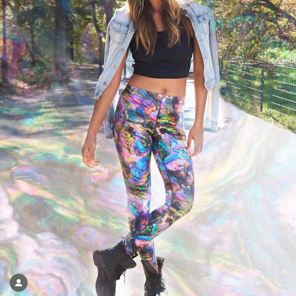 Terez Oyster multicolor capri yoga leggings, size L